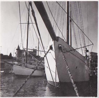 Καΐκια αγκυροβολημένα σε λιμάνι.