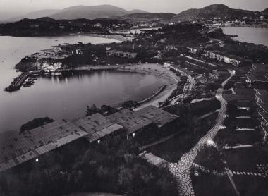 Το ξενοδοχειακό συγκρότημα του Αστέρα στον Λαιμό της Βουλιαγμένης. Την περίοδο 1959-1967 άνοιξε για το κοινό η παραλία, κατασκευάστηκαν οι πρώτοι παραθεριστικοί οικίσκοι (bungalows, 1961) και οικοδομήθηκε το πρώτο ξενοδοχείο. Η επέκταση του συγκροτήματος συνεχίστηκε και κατά τις δεκαετίες του 1970 και 1980, με την οικοδόμηση δύο ακόμα ξενοδοχείων.