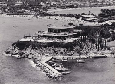 Το ξενοδοχειακό συγκρότημα και η παραλία του Αστέρα στον Λαιμό της Βουλιαγμένης. Την περίοδο 1959-1967 άνοιξε για το κοινό η παραλία, κατασκευάστηκαν οι πρώτοι παραθεριστικοί οικίσκοι (bungalows, 1961) και οικοδομήθηκε το πρώτο ξενοδοχείο. Η επέκταση του συγκροτήματος συνεχίστηκε και κατά τις δεκαετίες του 1970 και 1980, με την οικοδόμηση δύο ακόμα ξενοδοχείων.