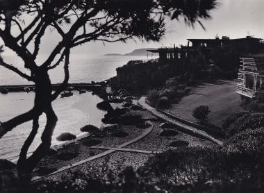 Μερική άποψη του ξενοδοχειακού συγκροτήματος του Αστέρα στον Λαιμό της Βουλιαγμένης. Την περίοδο 1959-1967 άνοιξε για το κοινό η παραλία, κατασκευάστηκαν οι πρώτοι παραθεριστικοί οικίσκοι (bungalows, 1961) και οικοδομήθηκε το πρώτο ξενοδοχείο. Η επέκταση του συγκροτήματος συνεχίστηκε και κατά τις δεκαετίες του 1970 και 1980, με την οικοδόμηση δύο ακόμα ξενοδοχείων.