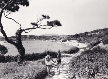 Πανοραμική άποψη της παραλίας και των παραθεριστικών οικίσκων του Αστέρα στον Λαιμό της Βουλιαγμένης (υπάρχων τίτλος: Βουλιαγμένη). Την περίοδο 1959-1967 άνοιξε για το κοινό η παραλία, κατασκευάστηκαν οι πρώτοι παραθεριστικοί οικίσκοι (bungalows, 1961) και οικοδομήθηκε το πρώτο ξενοδοχείο. Η επέκταση του συγκροτήματος συνεχίστηκε και κατά τις δεκαετίες του 1970 και 1980, με την οικοδόμηση δύο ακόμα ξενοδοχείων.