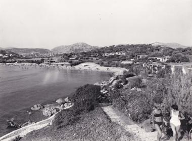 Πανοραμική άποψη της παραλίας και των παραθεριστικών οικίσκων του Αστέρα στον Λαιμό της Βουλιαγμένης. Την περίοδο 1959-1967 άνοιξε για το κοινό η παραλία, κατασκευάστηκαν οι πρώτοι παραθεριστικοί οικίσκοι (bungalows, 1961) και οικοδομήθηκε το πρώτο ξενοδοχείο. Η επέκταση του συγκροτήματος συνεχίστηκε και κατά τις δεκαετίες του 1970 και 1980, με την οικοδόμηση δύο ακόμα ξενοδοχείων.