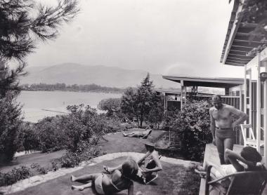 Παραθεριστές στο ξενοδοχειακό συγκρότημα του Αστέρα στον Λαιμό της Βουλιαγμένης. Την περίοδο 1959-1967 άνοιξε για το κοινό η παραλία, κατασκευάστηκαν οι πρώτοι παραθεριστικοί οικίσκοι (bungalows, 1961) και οικοδομήθηκε το πρώτο ξενοδοχείο. Η επέκταση του συγκροτήματος συνεχίστηκε και κατά τις δεκαετίες του 1970 και 1980, με την οικοδόμηση δύο ακόμα ξενοδοχείων.