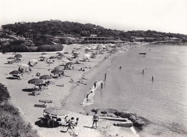 Πανοραμική άποψη της οργανωμένης παραλίας και των εγκαταστάσεων του Αστέρα στον Λαιμό της Βουλιαγμένης. Την περίοδο 1959-1967 άνοιξε για το κοινό η παραλία, κατασκευάστηκαν οι πρώτοι παραθεριστικοί οικίσκοι (bungalows, 1961) και οικοδομήθηκε το πρώτο ξενοδοχείο. Η επέκταση του συγκροτήματος συνεχίστηκε και κατά τις δεκαετίες του 1970 και 1980, με την οικοδόμηση δύο ακόμα ξενοδοχείων.