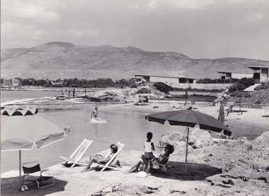 Λουόμενοι στην παραλία των 