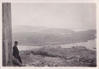 Άποψη της Χαλκίδας και των Στενών του Ευρίπου από το κάστρο της πόλης.