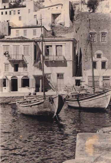 Άποψη της παλιάς γέφυρας του Ευρίπου στη Χαλκίδα.  Πρόκειται για τη λεγόμενη 