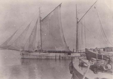 Ιστιοφόρο σκάφος στη θάλασσα της Χαλκίδας.