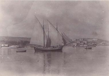 Καΐκι με πανιά και βάρκες στη θάλασσα της Χαλκίδας.