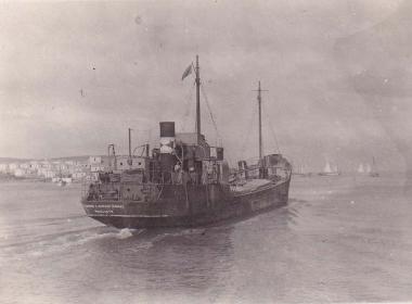 Πλοίο και ιστιοφόρα καΐκια στη θάλασσα της Χαλκίδας.