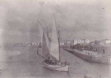 Καΐκι με βάρκα στο στενό του Ευρίπου, μπροστά στην προκυμαία της παραλίας στη Χαλκίδα.