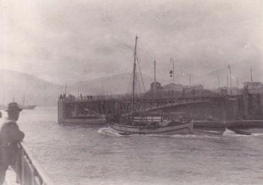 Χαλκίδα. Η γέφυρα του Ευρίπου ανοιχτή για τη διέλευση σκάφους∙ πλοίο στο βάθος.  Πρόκειται για τη λεγόμενη 