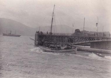 Χαλκίδα. Η γέφυρα του Ευρίπου ανοιχτή για τη διέλευση σκάφους∙ πλοίο στο βάθος.  Πρόκειται για τη λεγόμενη 