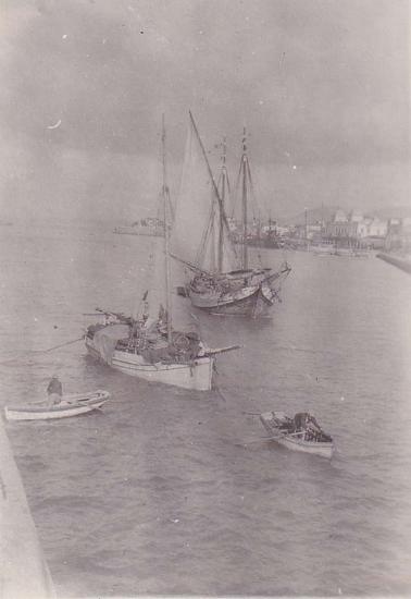 Καΐκια και βάρκες στο Στενό του Ευρίπου, κοντά στη γέφυρα της Χαλκίδας, απ' όπου και η λήψη.