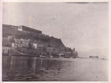 Άποψη της πόλης του Ναυπλίου και της Ακροναυπλίας από τη θάλασσα (υπάρχων τίτλος: Ακροναυπλία - ΙΙΙ 35).