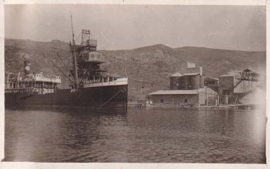 Εμπορικό πλοίο αγκυροβολημένο δίπλα στην τσιμεντοβιομηχανία 