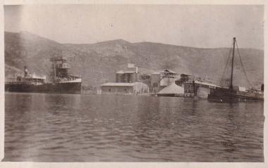 Εμπορικά πλοία αγκυροβολημένα κοντά στην τσιμεντοβιομηχανία 