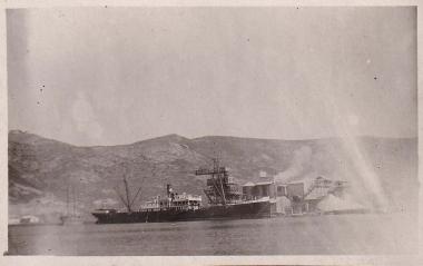 Εμπορικά πλοία αγκυροβολημένα κοντά στην τσιμεντοβιομηχανία 