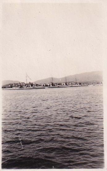 Πολεμικά πλοία σε παράταξη στη θάλασσα του Βόλου.