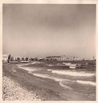 Άποψη της παραλίας του Ρεθύμνου. Στο βάθος δεξιά το ενετικό λιμάνι.