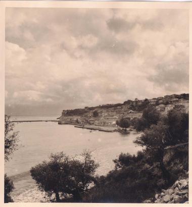 Άποψη της Κορώνης∙ αριστερά, πάνω από την πόλη, το ενετικό κάστρο.