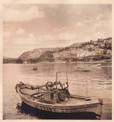 Βάρκες στο λιμάνι της Πύλου και, πίσω, μέρος της πόλης.