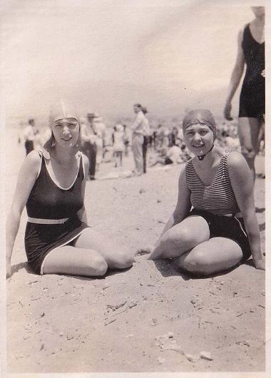 Δύο γυναίκες με κολυμβητική περιβολή στην παραλία της Γλυφάδας.