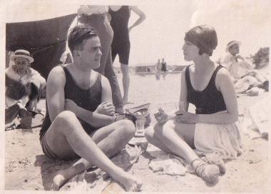 Άνδρας και γυναίκα με κολυμβητική περιβολή στην παραλία της Γλυφάδας.