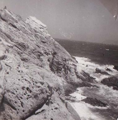 Βραχώδης ακτή της Δήλου.