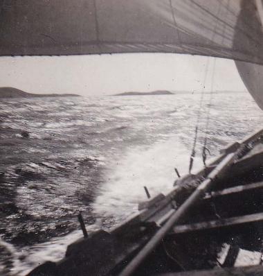 Καΐκι στη θάλασσα της Μυκόνου.