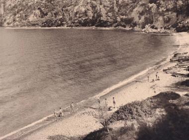 Άποψη της παραλίας στη Δάφνη της κεντρικής Εύβοιας.