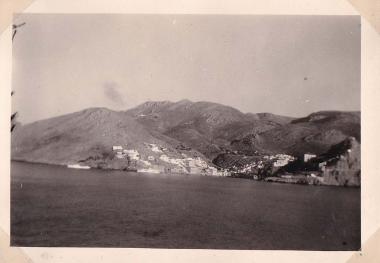 Άποψη της Ύδρας από τη θάλασσα, με δύο πλοία στην είσοδο του λιμανιού της.