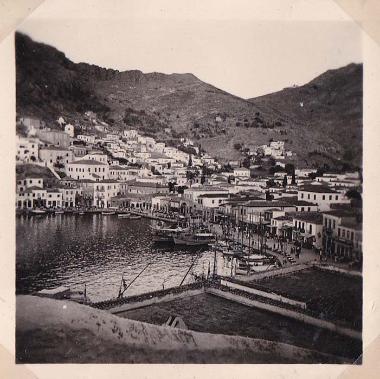 Άποψη του λιμανιού και του οικισμού της Ύδρας από τα βορειοδυτικά.