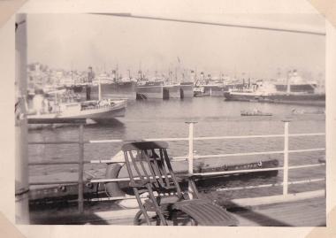 Πλοία αγκυροβολημένα στο λιμάνι του Πειραιά.