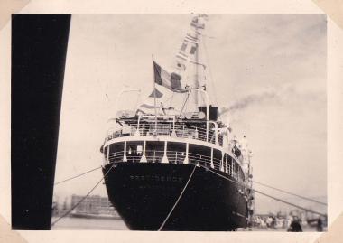 Το ατμόπλοιο Providence στο λιμάνι του Πειραιά, κοντά στο Τελωνείο. Το πλοίο ναυπηγήθηκε στη Γαλλία και καθελκύστηκετο 1914∙ αρχικά ανήκε στην εταιρεία Cyprien Fabre και, από το 1932, στην Messageries Maritimes. Αποσύρθηκε και διαλύθηκε το 1951-1952.