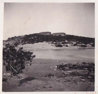 Άποψη της περιοχής του Λαιμού στη Βουλιαγμένη. Τα κτήρια που διακρίνονται στον λόφο είναι του Εκκλησιαστικού Ορφανοτροφείου (υπάρχων τίτλος: Βουλιαγμένη 1933).