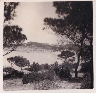 Άποψη της δυτικής παραλίας στον Λαιμό της Βουλιαγμένης (πλέον παραλία 