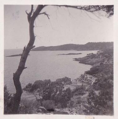 Άποψη της θάλασσας και της ακτογραμμής στην περιοχή του Λαιμού Βουλιαγμένης, με θέα προς το Καβούρι∙ λήψη από τα νοτιοανατολικά.