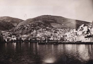 Πανοραμική άποψη του λιμανιού και του οικισμού της Ύδρας από τη θάλασσα (λήψη από τα βόρεια).