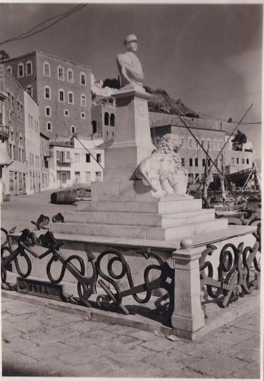 Μνημείο για τον Παύλο Κουντουριώτη, με την προτομή του οποίου επιστέφεται, στο κέντρο της προκυμαίας στην Ύδρα.