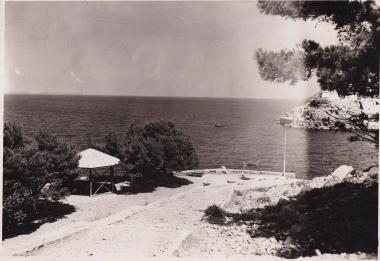 Η περιοχή Κανόνια, στα δυτικά του λιμανιού της Ύδρας και κάτω από το αρχοντικό του ναυάρχου Παύλου Κουντουριώτη. Καΐκι εισέρχεται στο λιμάνι του νησιού.