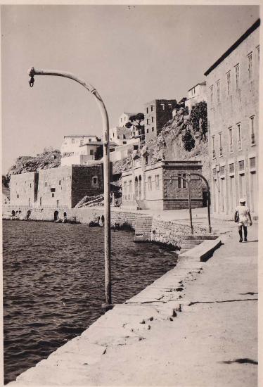 Η προκυμαία στο ανατολικό τμήμα του λιμανιού και του οικισμού της Ύδρας.