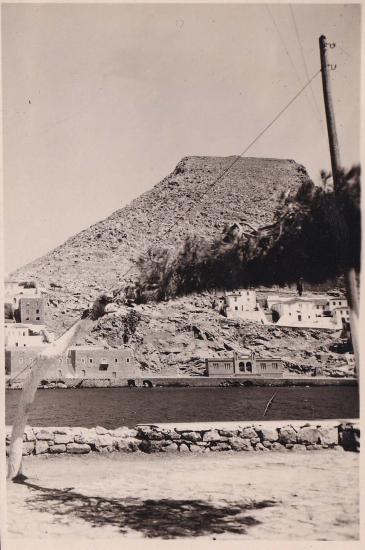 Το ύψωμα και τμήμα του οικισμού στα ανατολικά του λιμανιού της Ύδρας∙ λήψη από τα δυτικά.