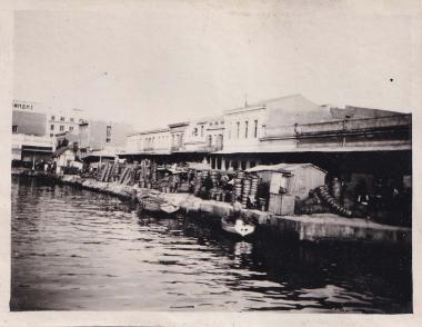 Βάρκες σε προκυμαία (Λεμονάδικα) του λιμανιού στον Πειραιά.