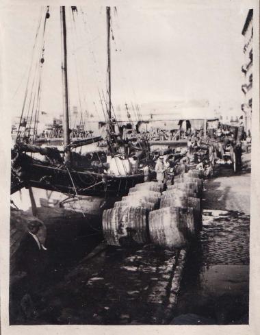 Φορτοεκφόρτωση εμπορευμάτων στην Ακτή Τζελέπη, στο λιμάνι του Πειραιά.