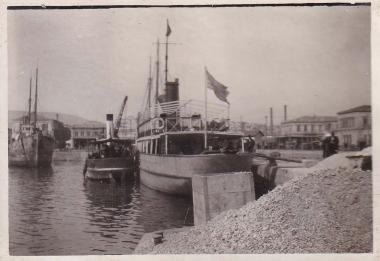 Πλοία αγκυροβολημένα στο λιμάνι του Πειραιά.