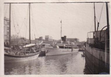 Βάρκα, καΐκι και πλοία στο λιμάνι του Πειραιά.