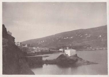 Άποψη της Πλακούρας στη Χώρα της Άνδρου. Στα δεξιά διακρίνεται το εκκλησάκι της Παναγίας Θαλασσινής, πάνω στον βράχο.