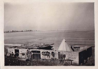 Παράπηγμα στην παραλία της Κορίνθου. Η πόλη διακρίνεται στο βάθος αριστερά.