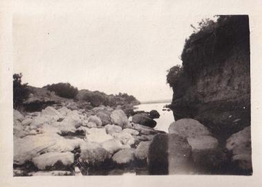 Βραχώδης ακτή της Εύβοιας.